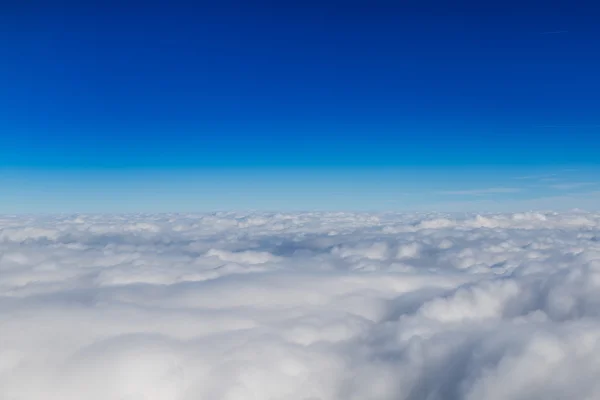 Orizzonte blu e nuvole bianche, ripresa aerea — Foto Stock