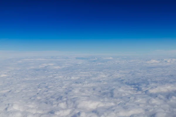 Horizon bleu et nuages blancs, prise de vue aérienne — Photo