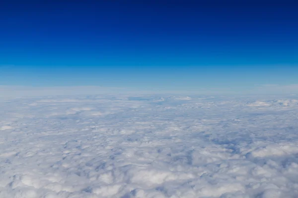 Horizonte azul y nubes blancas, plano aéreo — Foto de Stock