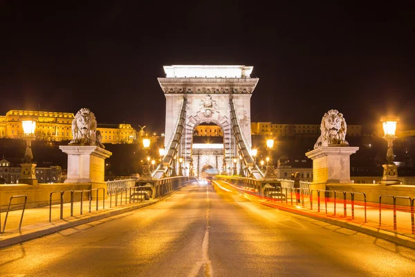 NightShot op lege Szechenyi brug, Donau. Stad van Budapest Hongarije. — Stockfoto