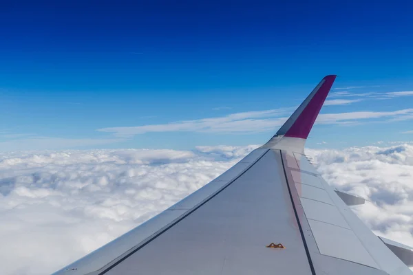Horizonte azul e nuvens brancas. Tiro aéreo com asa de avião — Fotografia de Stock