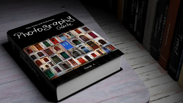 Hardcover bog om fotografering med illustration på omslag, på træoverflade . - Stock-foto