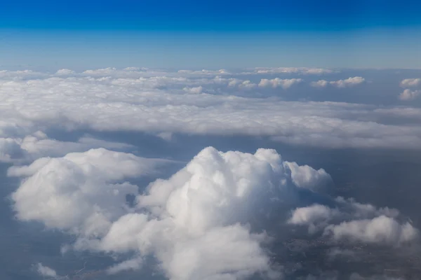 Vista de la tierra a través de nubes, fotografía aérea . — Foto de Stock