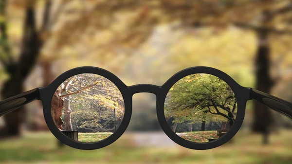 Detailní záběr na brýle s zaměřil a rozmazaný pohled na krajinu. — Stock fotografie