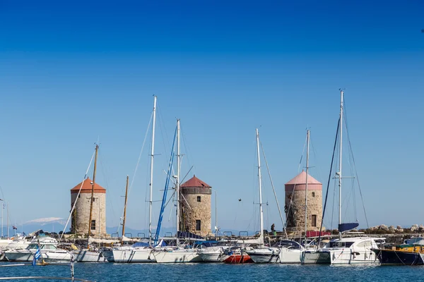 Hafengebäude und Boote, Rhodos Griechenland — Stockfoto