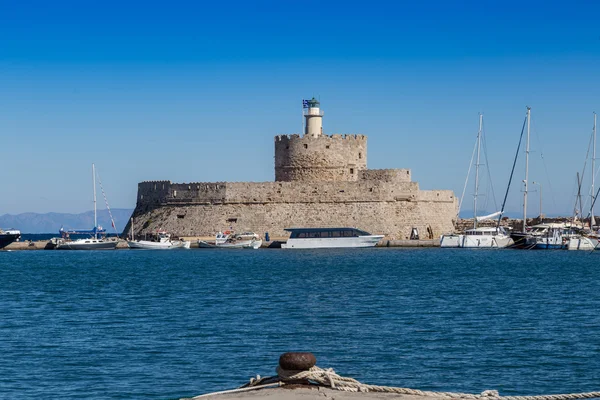 Liman deniz feneri ve tekneler, Rhodes Yunanistan — Stok fotoğraf