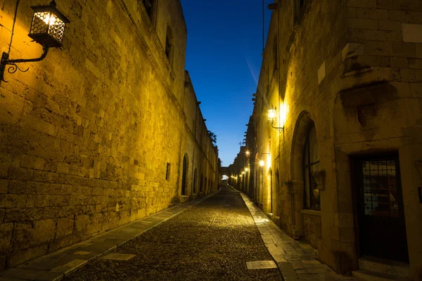 Noc strzał stare ulice miasta, Rhodes Greece — Zdjęcie stockowe
