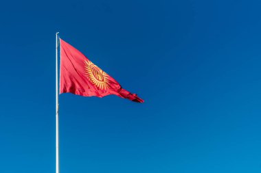 Kırk ışın ve merkezi bir tunduk amblemi bulunan parlak kırmızı bayrak, Kırgızistan 'ın birlik, gelenek ve bağımsızlığını sembolize ediyor.