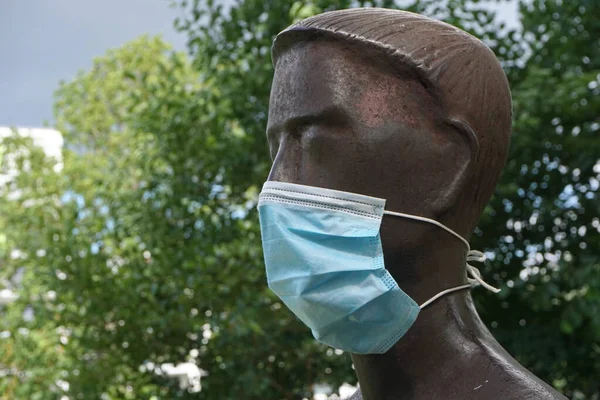 Uma Máscara Médica Protetora Uma Escultura Parque Remador Com Remos — Fotografia de Stock