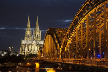 Hohenzollernbrucke köprü ve katedral; Köln