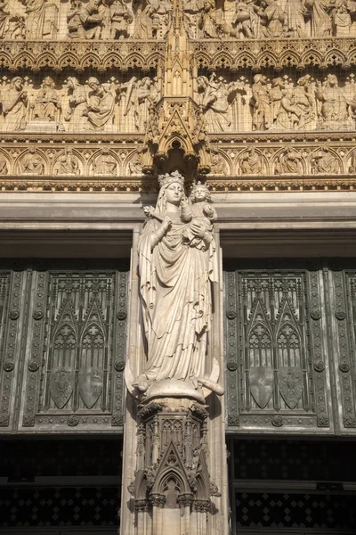 Virgin Mary staty, fasad av Cologne domkyrka — Stockfoto