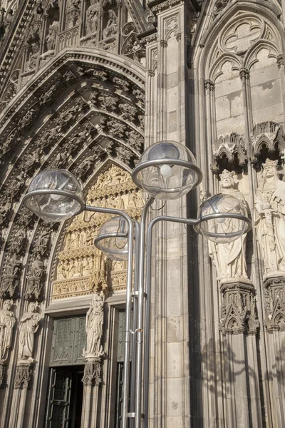 Voorgevel van de Dom van Keulen en lantaarnpaal — Stockfoto