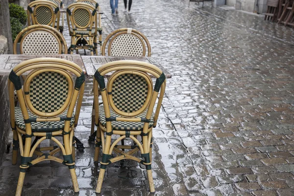 Tavoli e sedie da caffè in Wet Rainy Street a Bruxelles — Foto Stock