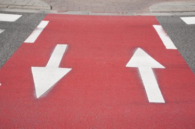 Bisiklet yolu üzerindeki ok işareti