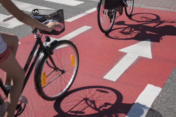 骑单车的自行车专用车道上 — 图库照片