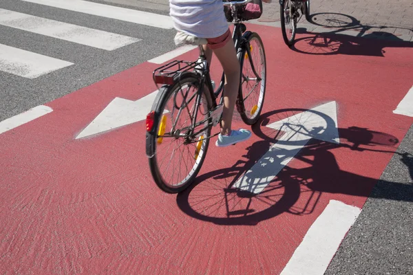 骑单车的自行车专用车道上 — 图库照片