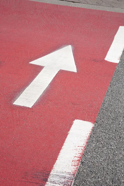 Segno freccia sulla pista ciclabile — Foto Stock