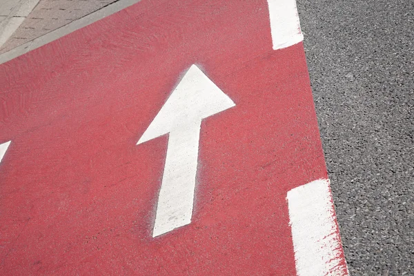 Sinal de seta no caminho do ciclo — Fotografia de Stock