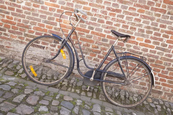 Bicycle on Cobble Stone against Brick Wall — Stock Photo, Image