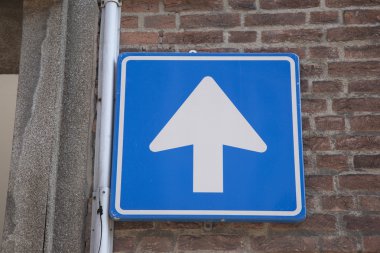 Tek yönlü ok sokak işareti