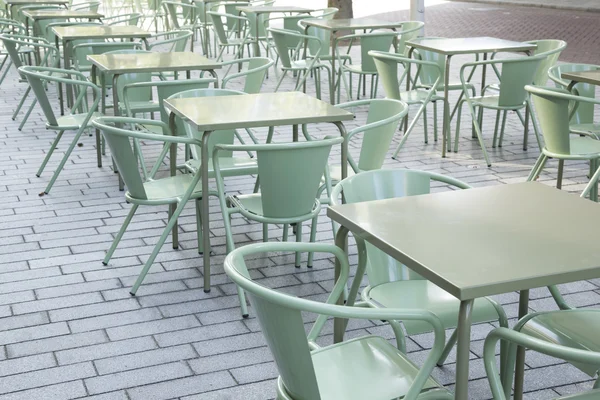Gröna Cafe bord och stolar — Stockfoto