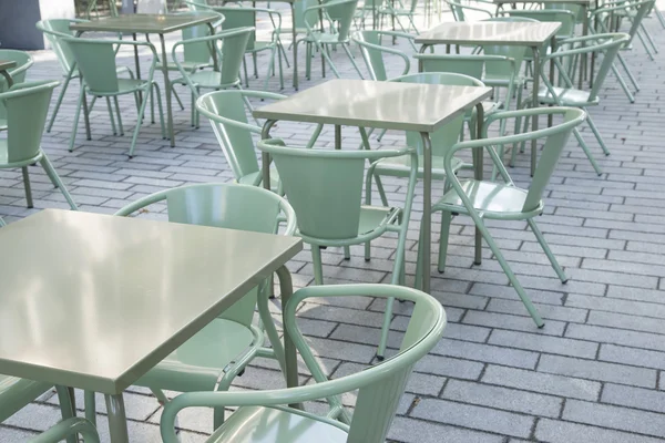 녹색 카페 테이블 및의 자 — 스톡 사진