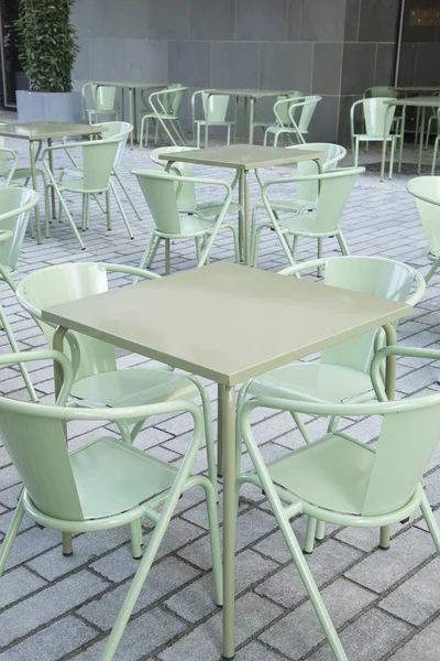 Grüne Cafétische und Stühle — Stockfoto
