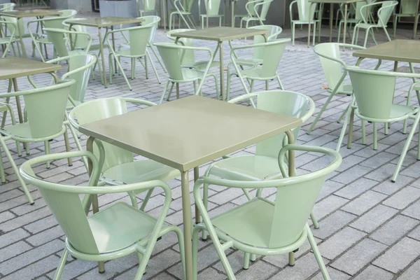 Zöld Cafe asztalok és székek — Stock Fotó