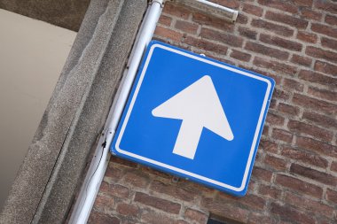 Tek yönlü ok sokak işareti