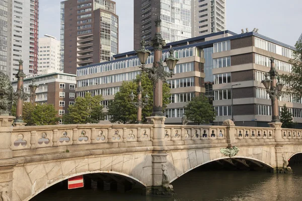 在鹿特丹桥灯柱 — 图库照片