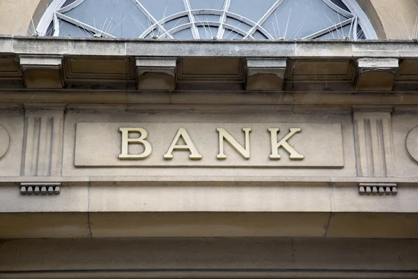 Firma bancaria en la fachada del edificio — Foto de Stock