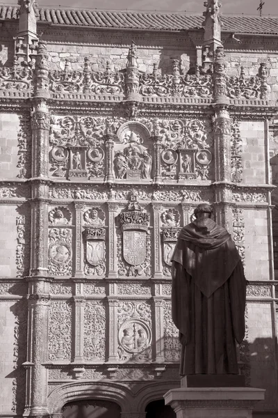 Facciata Universitaria con Monumento a Fray Luis, Salamanca — Foto Stock