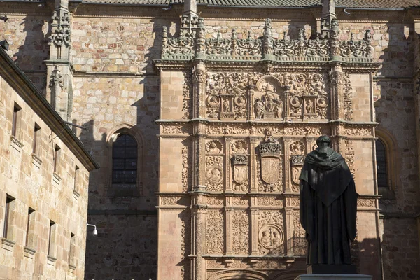 Fasada Uniwersytetu z Fray Luis pomnik, Salamanca — Zdjęcie stockowe