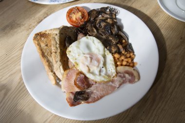 İngiliz kahvaltısı plaka üzerinde