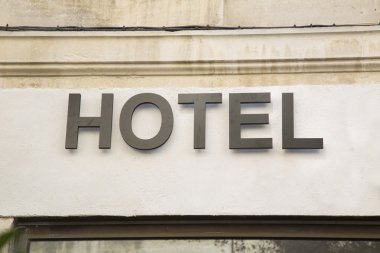 Otel tabelası duvarda.