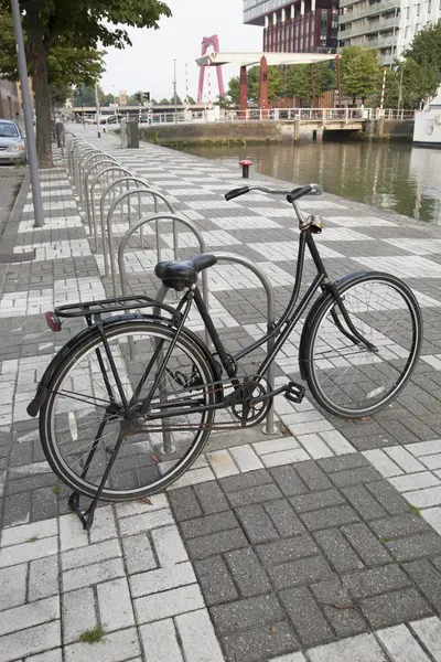 Fahrrad am Kanal, Rotterdam geparkt — Stockfoto