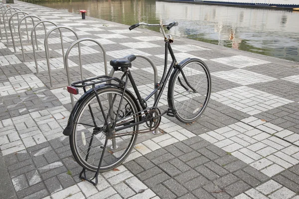 Vélo stationné à côté du Canal, Rotterdam — Photo