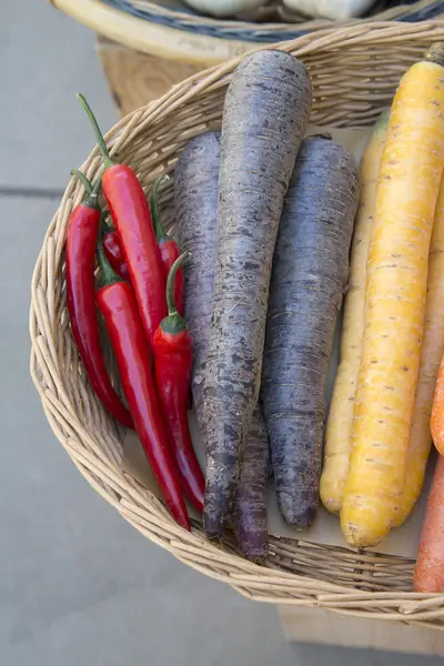 Morot och peppar grönsaker i korg — Stockfoto