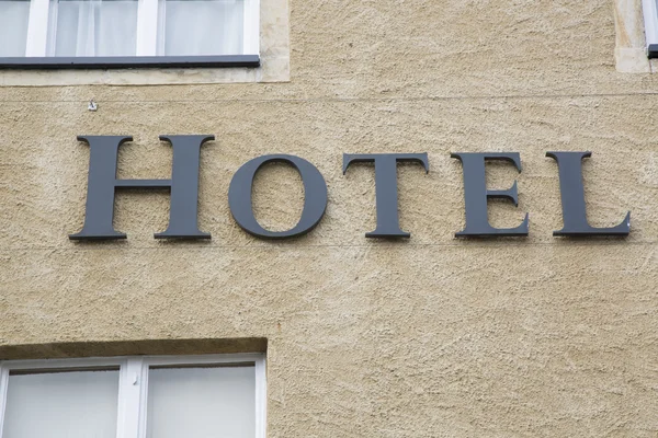 Hotel Sign på fasad — Stockfoto