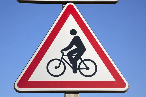 Sinal de bicicleta no fundo do céu azul — Fotografia de Stock