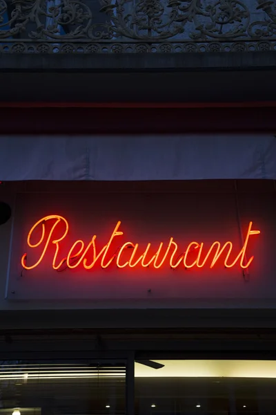 Rood verlichte Restaurant teken — Stockfoto