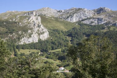 Busampiro Tepeleri 'nin, Lierganes' in, Cantabria 'nın, İspanya' nın manzarası