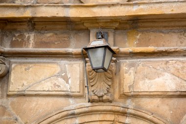 Eski Kilise Girişinin Lambası ve Kapanışı