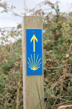 Mavi ve Sarı Camino de Santiago Yolu Ok İşareti; Cantabria; İspanya