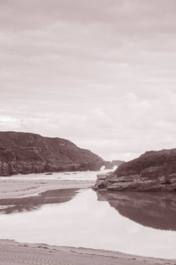 Galizano Plajı Siyah ve Beyaz Sepya Tonu, Santander, Cantabria, İspanya