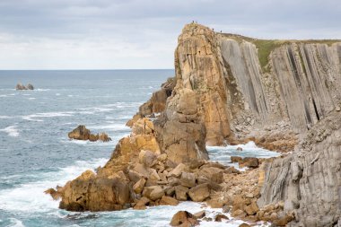 Portio Plajı 'ndaki uçurumlar, Santander, Cantabria, İspanya