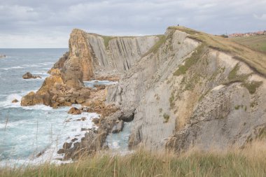 Portio Plajı 'ndaki uçurumlar, Santander, Cantabria, İspanya
