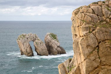 Portio Beach, Santander, Cantabria, İspanya 'daki sahil ve uçurumlar
