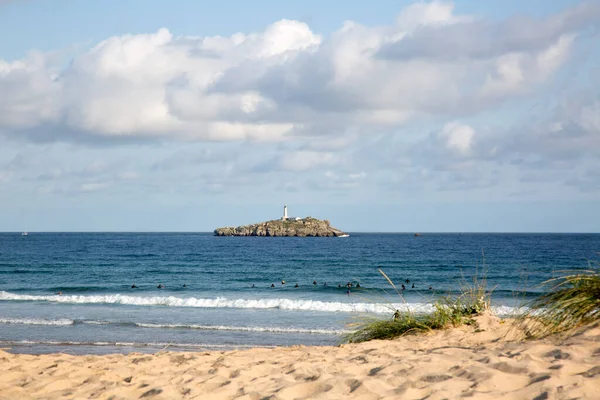 Somo Beach Met Mouro Island Lighthouse Santander Cantabrië Spanje — Stockfoto