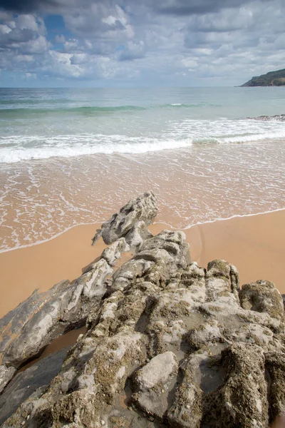 ラングレビーチ サンタンデール カンタブリア スペインでの岩の形成 — ストック写真